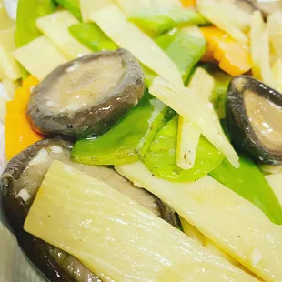 Black mushroom with bamboo shoots
