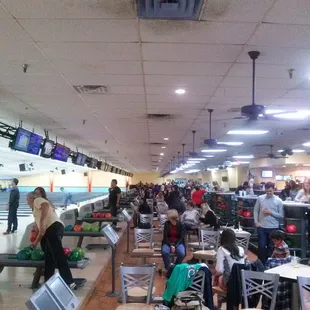 Packed! day b4 thanksgiving. Full of families, it's cool you can tell people in each lane how they're related to each other.