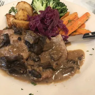 Veal Nora, with potatoes and red cabbage ... mmmm!