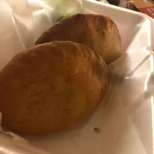 Salteñas de pollo y carne