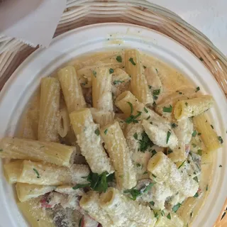 Rigatoni con Pollo (white sauce)