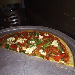 Mmmmmmm another masterpiece. Super crunchy gluten free crust with light sauce roasted red bell pepper ricotta cheese and fresh basil.