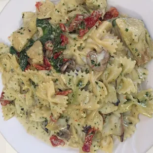 Pasta bar: Bow tie, sundried tomatoes, mushrooms and artichokes with creamy pesto sauce! YUM!