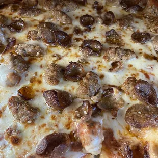 Thin crust large sausage, magnifico.