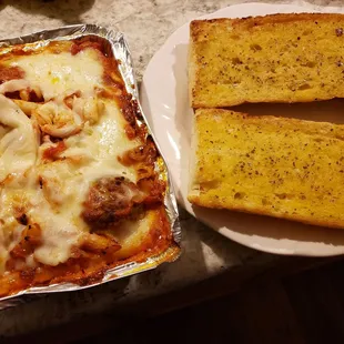 Mostaccioli with garlic bread