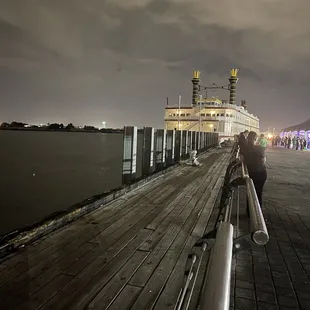 Picture at night along the wharf