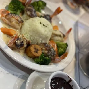 Estimados clientes tenemos disponible el especial de camarones rellenos será un placer atenderles