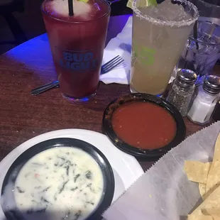 Sangria Swirl And Whiskey-Rita (Queso/chips &amp; salsa)