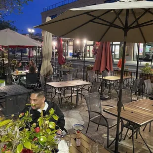 Outdoor patio (dog friendly)