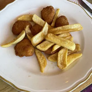 Kids menu chicken nuggets &amp; fries