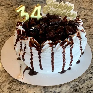 Small custom ice cream cake with brownies on top