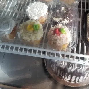 Different cakes and cupcakes!
