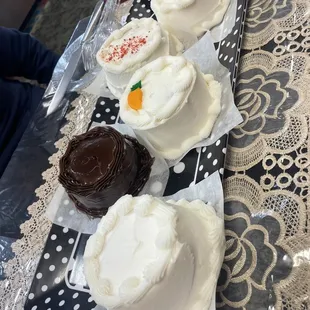 The miniature cakes for the cake tasting