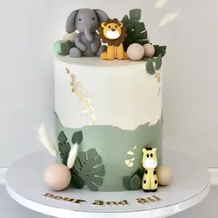 a jungle themed cake