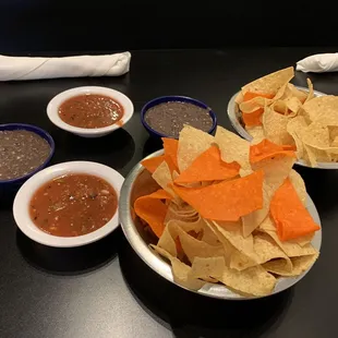 Table chips and salsa