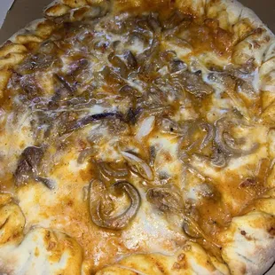 This pizza is called the tapatía it's so unique Very flavorful ! It has carnitas,buche,cueritos,and cebolla curtida.