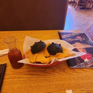 nachos and salsa