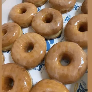 ALWAYS HOT GLAZED DONUTS