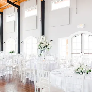 This classic white wedding is light and bright thanks to the white chiavari, exclusively at Marianne's in OKC!