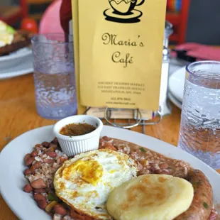 a plate of breakfast food