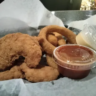 Sampler Chicken fingers, mozzarella sticks and onion rings