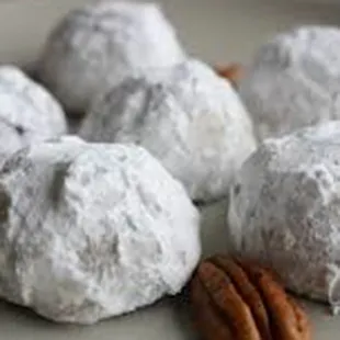 a plate of snowball cookies