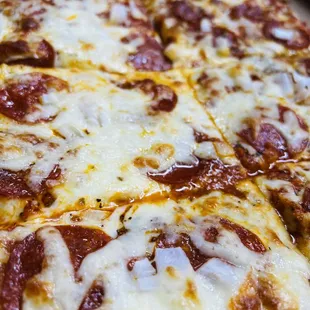 Pepperoni pizza w onions