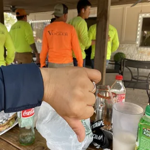 Pésimo servicio,más de una hora para recibir la comida y el sazón un 3 de 10