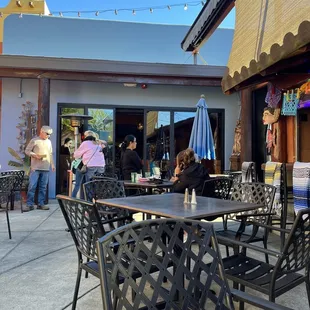 Server talking to customers. I guess you don't rate off your not Latino