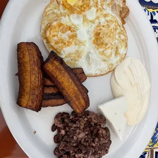 Desayuno salvadoreño. Casamiento( rice &amp; beans) plátano frito( fry plantain) 3 fry eggs, sour cream, queso fresco