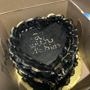 Cake I received which looks nothing like what I asked for.