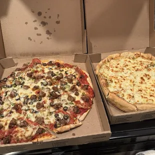 Supreme thin crust and deep dish white sauce with chicken.