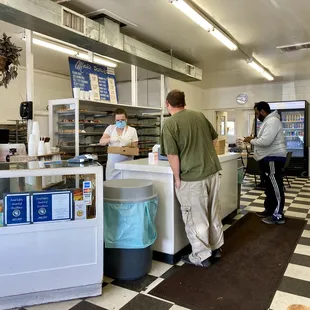 04.26.20 social distancing but customers are not practicing wearing face masks