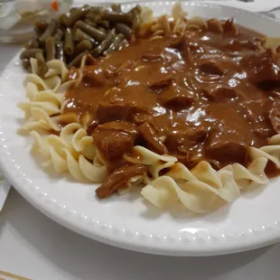 Goulash with noodles and green beans