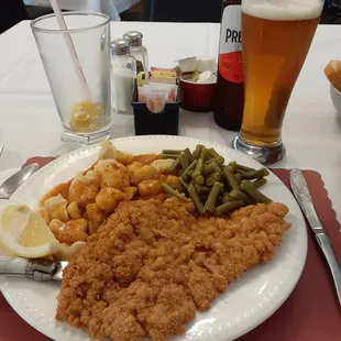 Schnitzel with dumpllings, green beans and Primator beer