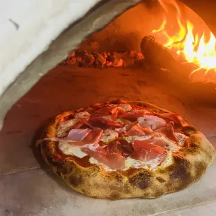 Circle of crust with fresh mozzarella and prosciutto