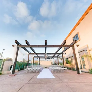 Our Veranda accommodates small guest-lists in style. The sensational design is equipped with two water features, as well as lush landscaping