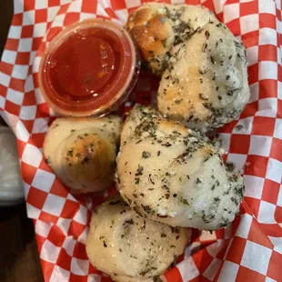 6 Garlic Knots