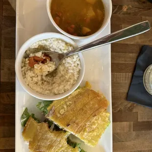 Arroz blanco, habichuelas y jibarito de Bistec Encebollado