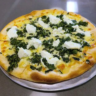 Wonderful Bianca White Pizza with Spinach with extra garlic!