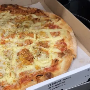 Chicken and catupiry pizza