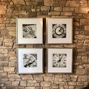 Natural stone backsplash, along with the sconces on the sides. Loved this model. Follow me on Instagram: @mariojbiz