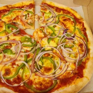 Small pizza with green peppers and red onions.  Nice thin slices, rings.