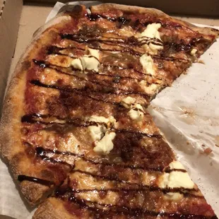 Sweet and savory pizza (ricotta, bacon, caramelized onions, fig glaze)