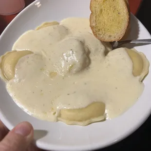 Alfredo cheese ravioli with garlic bread