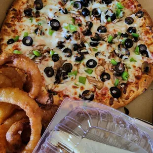 Garden pizza,  Onion rings and cheese cake