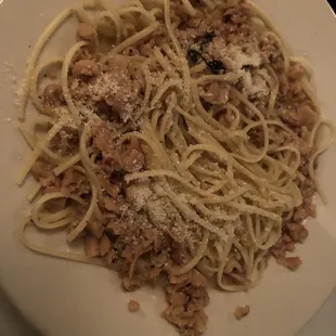 Clams in a white sauce with linguini.