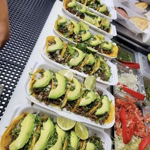 Mini tacos de Asada con aguacate, cebolla y cilantro.