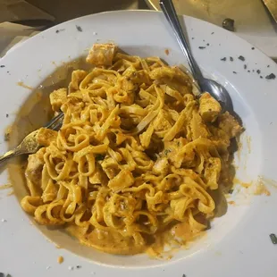 Linguine with roasted red pepper sauce