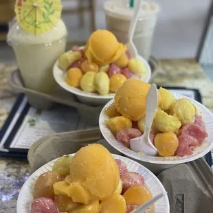 Raspas con fruta natural y una refrescante piña colada.